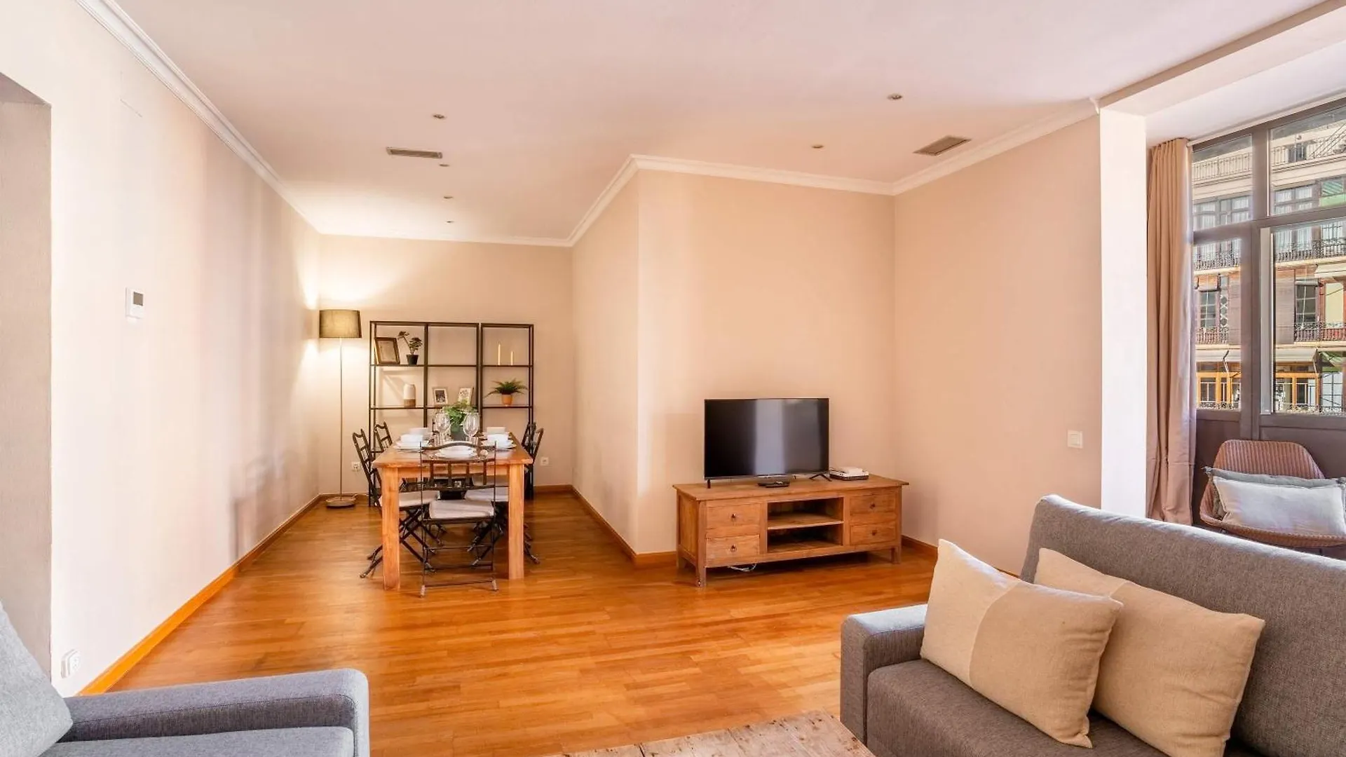 Elegant 3-Bedroom Apartment In The Heart Of Bcn Barcelona