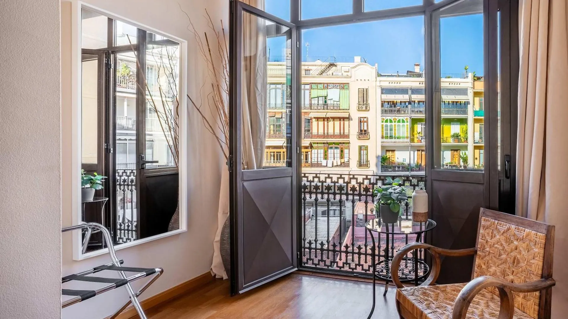 Elegant 3-Bedroom Apartment In The Heart Of Bcn Barcelona Spain